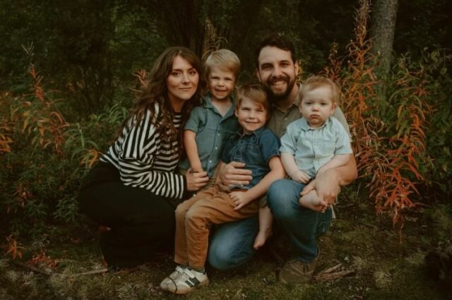 D’Friesens Countdown To Christmas Day 9:
Family Feature: Andrew & Deanna, Eli, Jade, Will
Andrew is a full time member of the team. Some of his responsibilities include helping with tours, playing and singing at events, speaking at events, producing music, creating Low German Media, working with the radio show Kjikj Nopp!, and providing technical support on tours.
Deanna is part time, her role centres around helping during tours, playing and singing at events, helping produce Low German Content through writing and translating, and helping wherever needed.
They along with their 3 boys have decorated their home for Christmas! We look forward to having them out this Christmas.
#dfriesensmusic #multinational1985 #countdowntochristmas